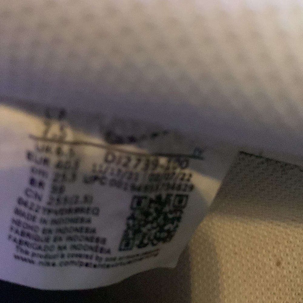 Nike Air Force 1.      D12739-100.     Size 7.5 - Picture 7 of 7